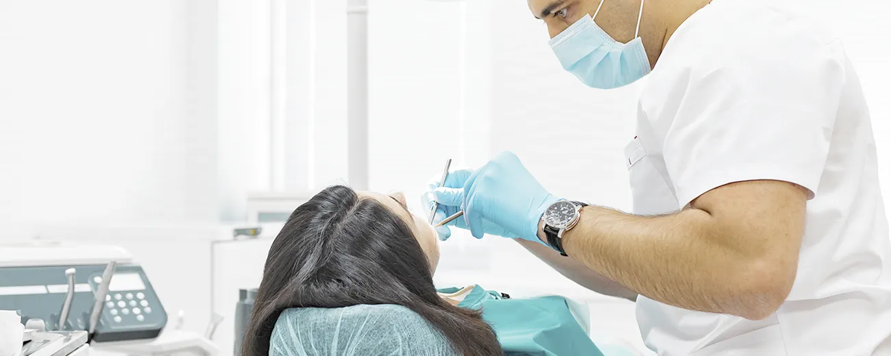 Trabajador de Clínicas Sanium realizando una ortodoncia convencional autoligada