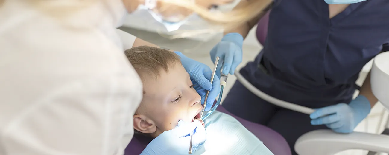 Niño recibiendo un tratamiento de ortodoncia infantil en Clínicas Sanium