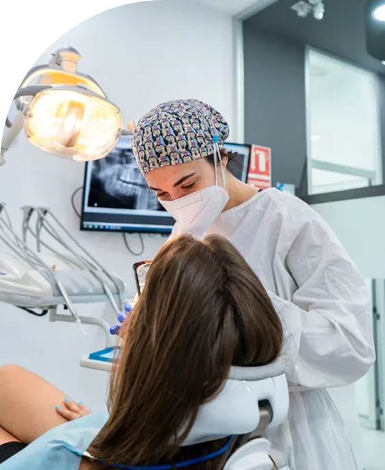 Trabajadora de Clínicas Sanium realizando un tratamiento dental
