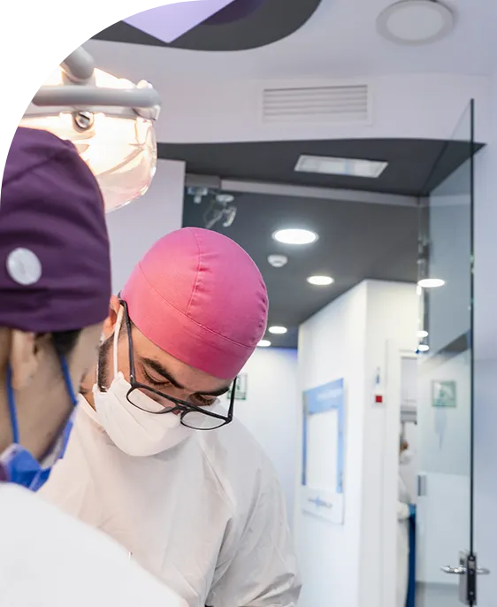 Equipo de cirujanos realizando una intervención bucal en Clínicas Sanium