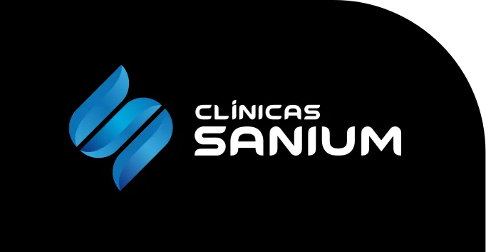 Logotipo de Clínicas Sanium con fondo negro
