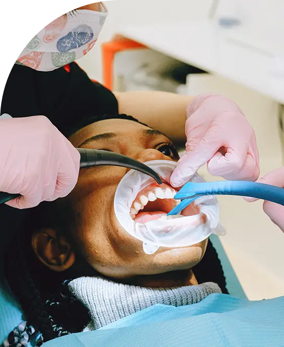 Chica recibiendo un tratamiento de endodoncia en Clínicas Sanium