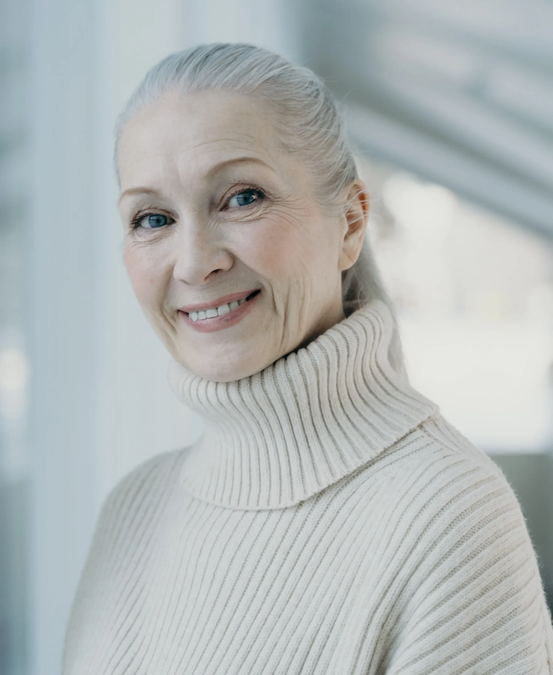 Mujer sonriendo tras recibir un tratamiento de Clínicas Sanium
