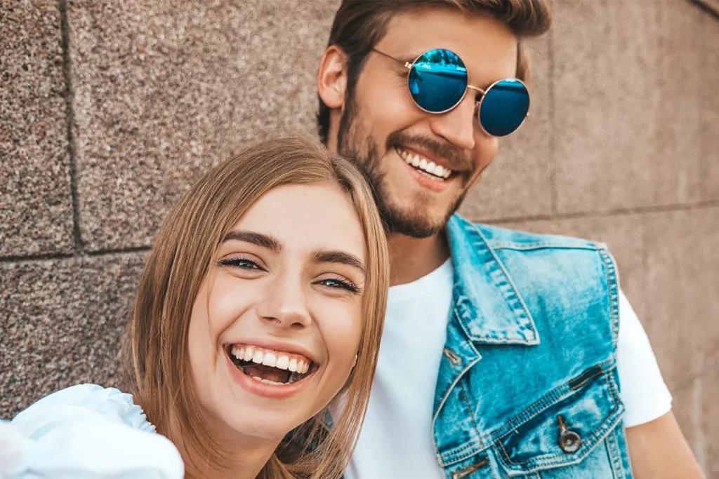 Pareja sonriente después de una ortodoncia en Clínica Sanium Hellín