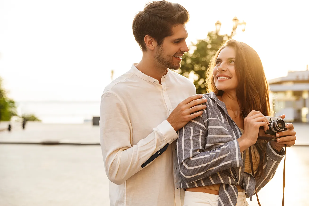 pareja sonriente después de una ortodoncia invisible en Hellín