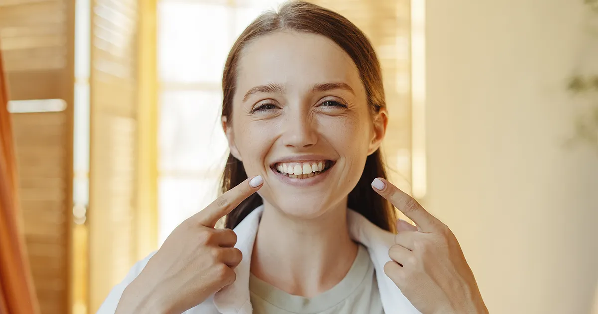mujer sonrisa despues tratamiento encias clinica sanium albacete